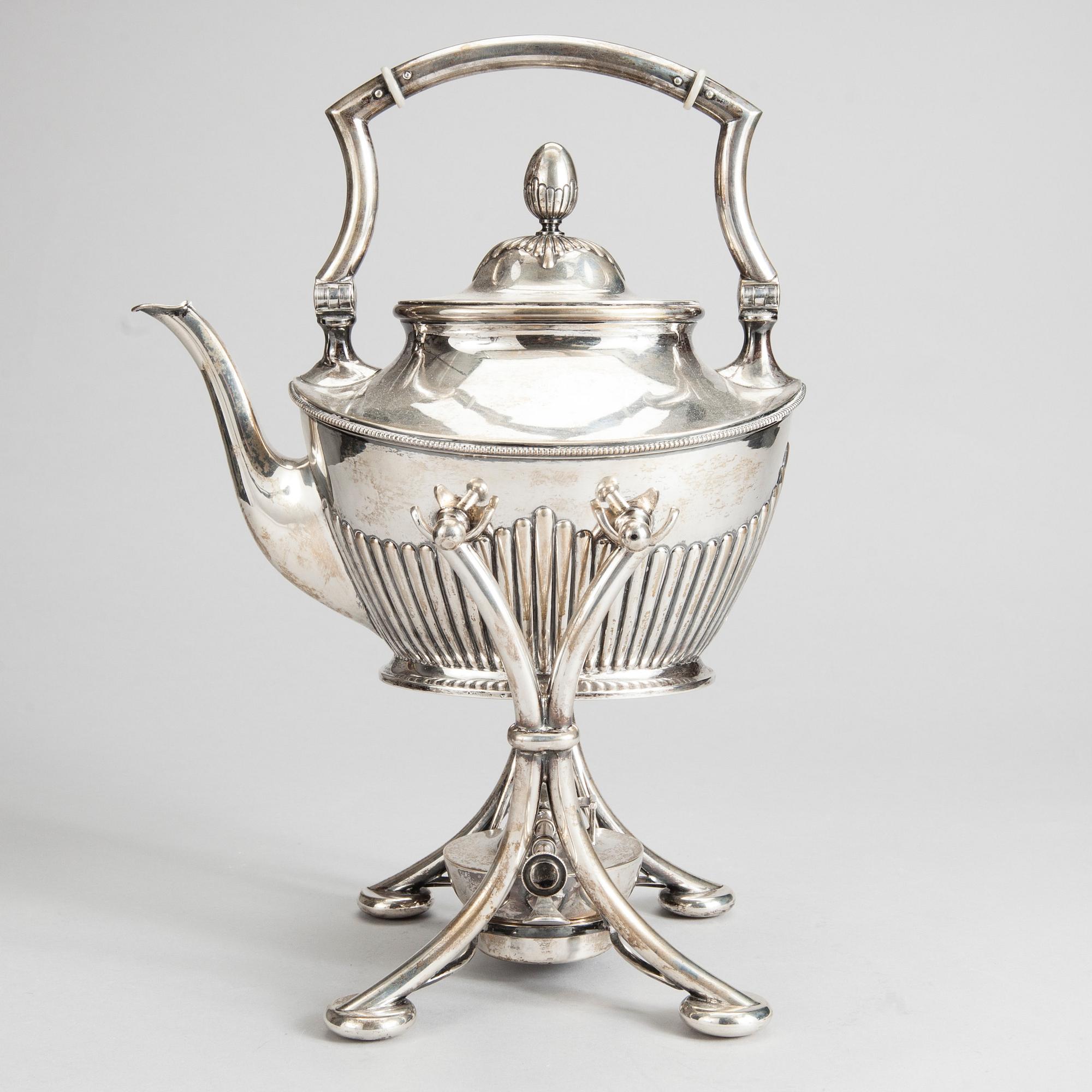 TEKANNA MED RECHAUD, silver, K. Andersson, Stockholm 1905. Vikt 1493 g.