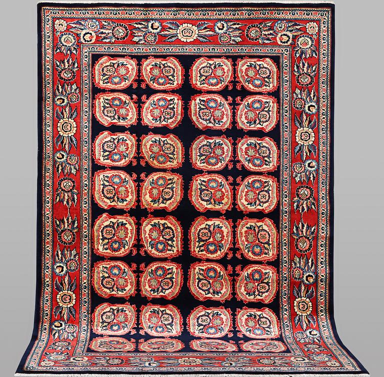 Matta, Sarouk, ca 267 x 173 cm.