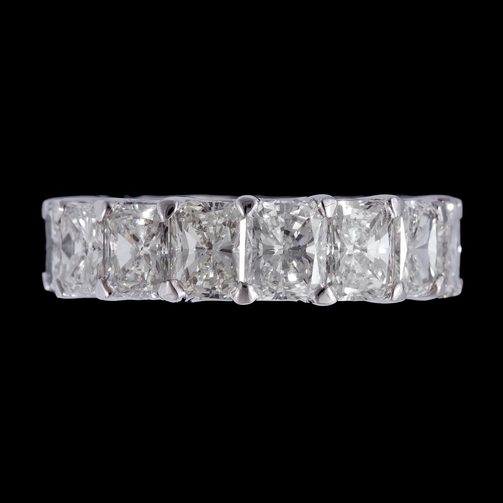 A radiant cut full eternity diamond ring, tot. 9.36 cts.