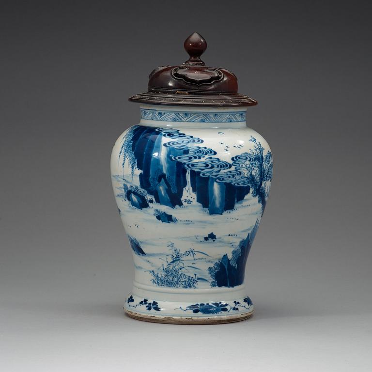 URNA, porslin. Qingdynastin, Kangxi (1662-1722).