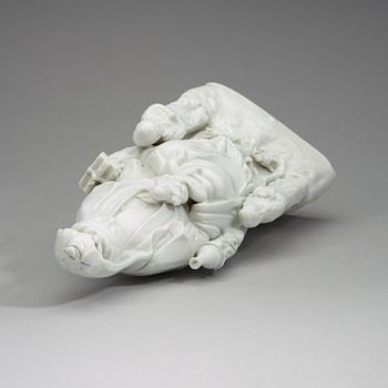 A blanc de chine figure of Guanyin, late Qing dynasty (1662-1912).