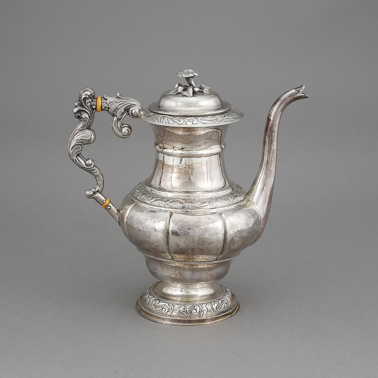 KAFFEKANNA, silver, senempire/nyrokoko, sannolikt Carl Fredrik Hultbom, Stockholm 1841. vikt ca 704 gram.