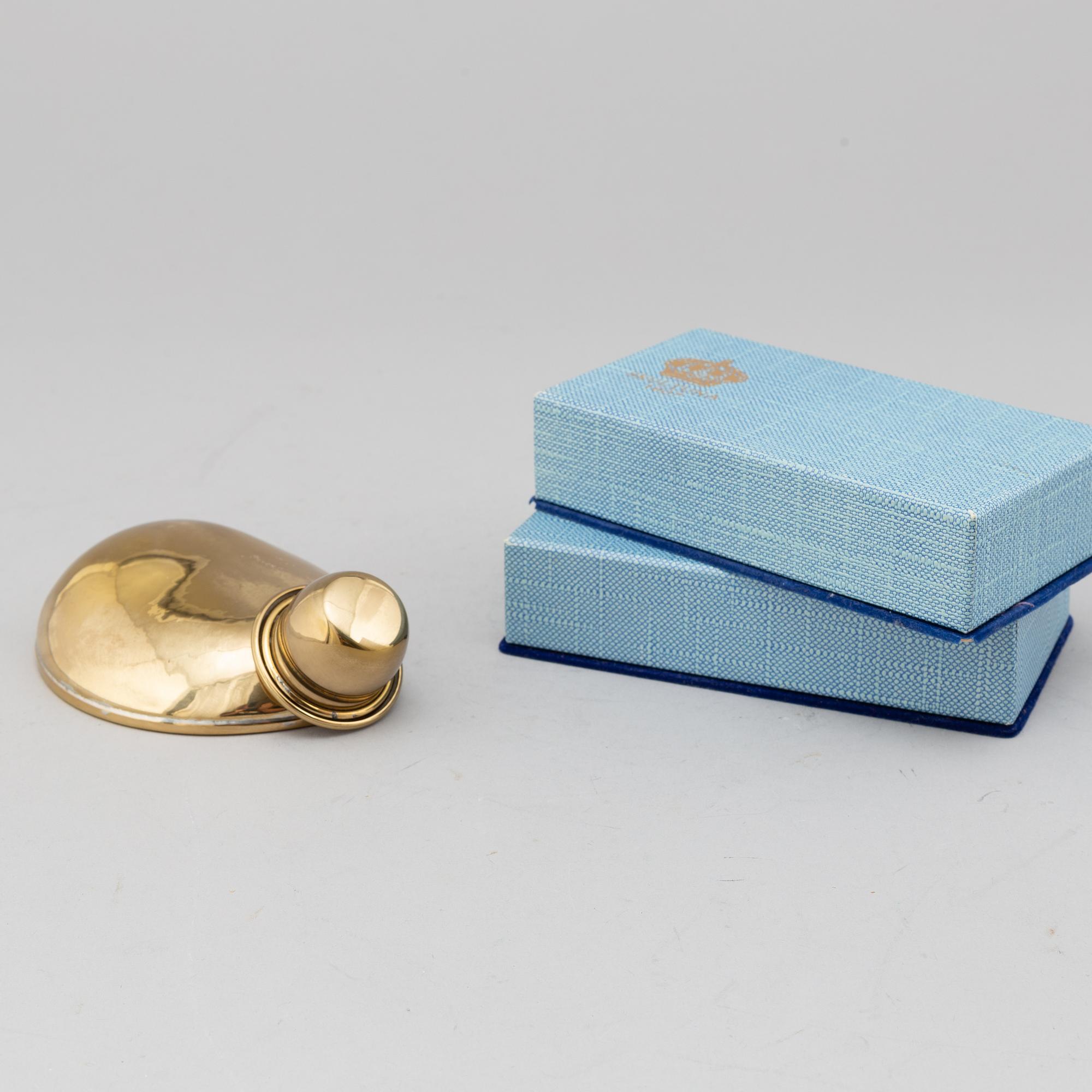 A SKULTUNA MESSINGSBRUK HIP FLASK AND 4 CUPS.