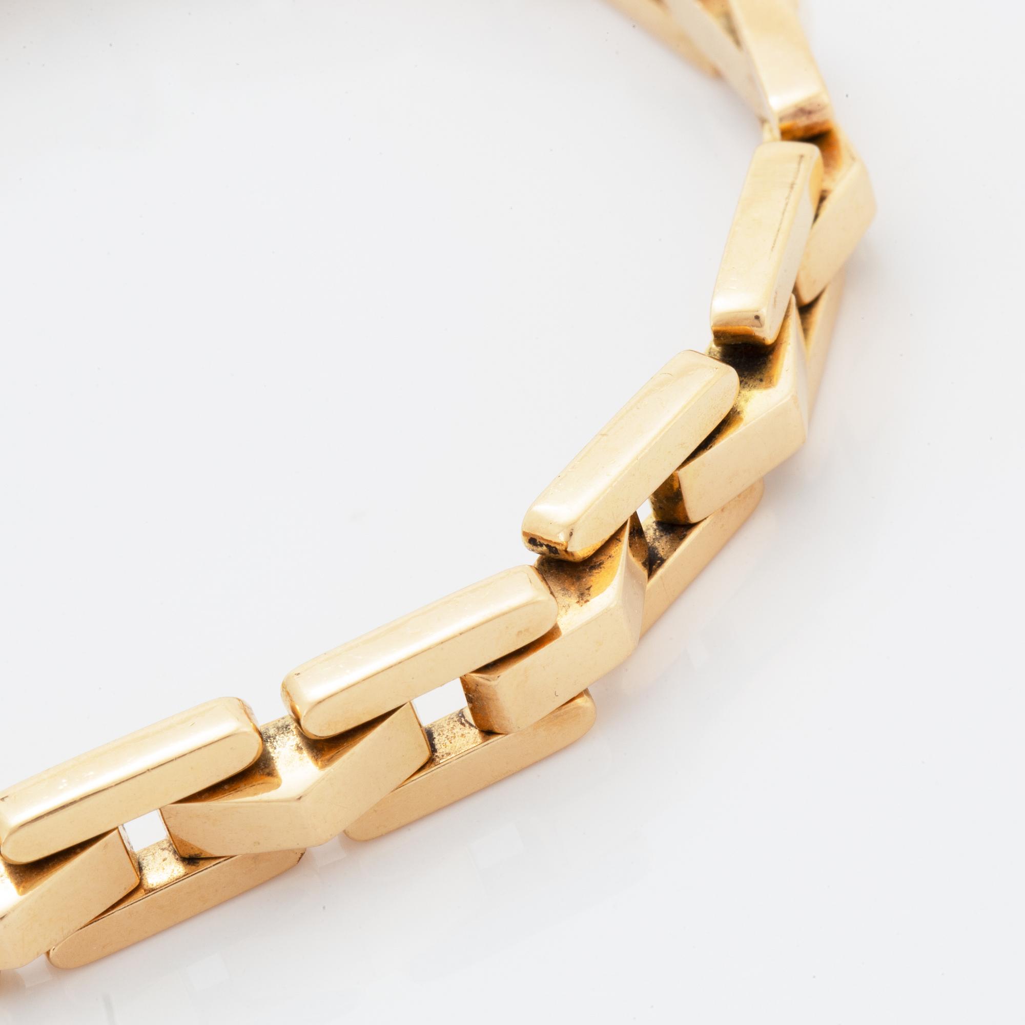 18K gold bracelet.