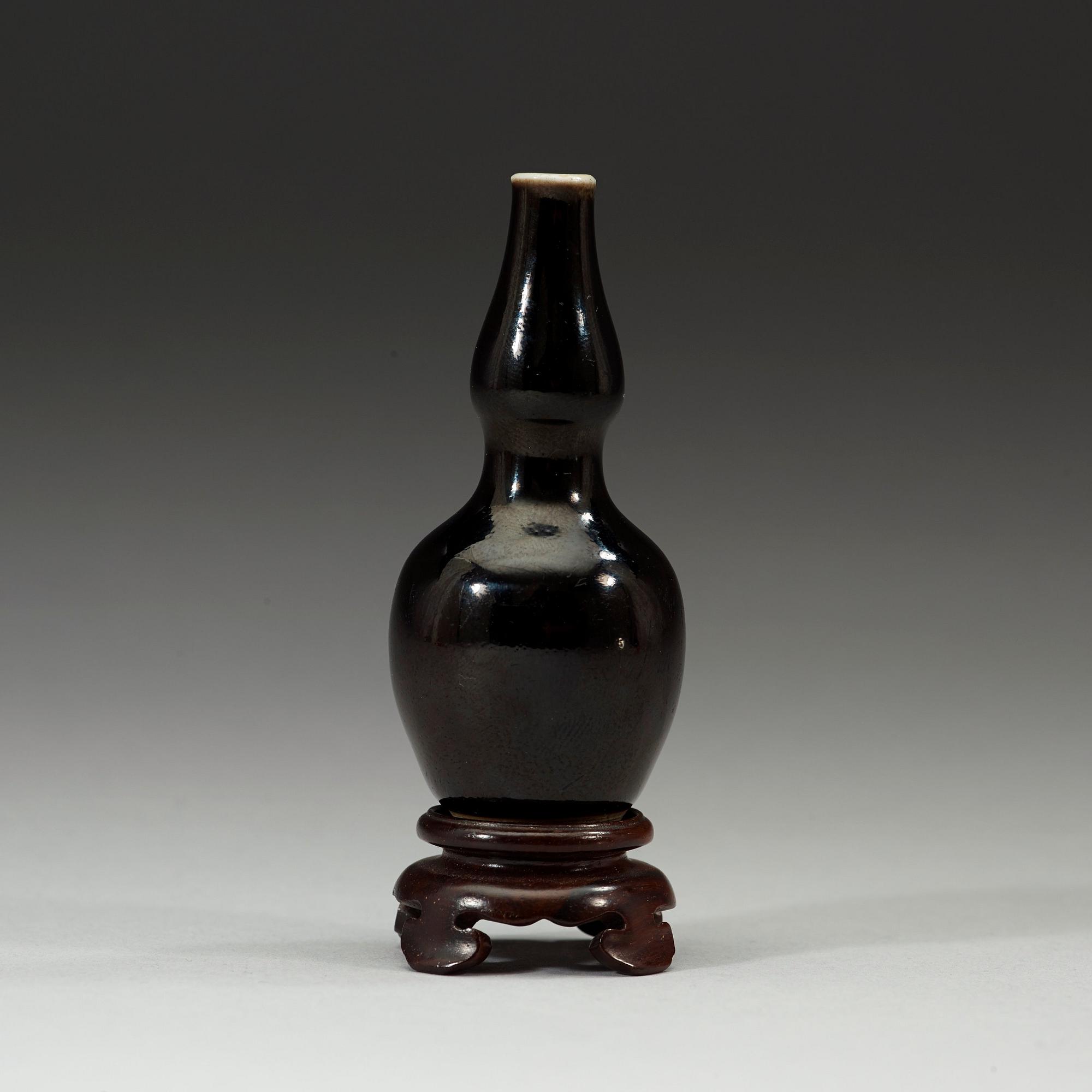 A black-glazed double gourd vase, Qing dynasty, 19th century.