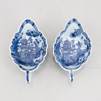 A pair of similar Chinese export porcelain blue and white sauce boats, Qing Dynasty, Qianlong (1736-95).