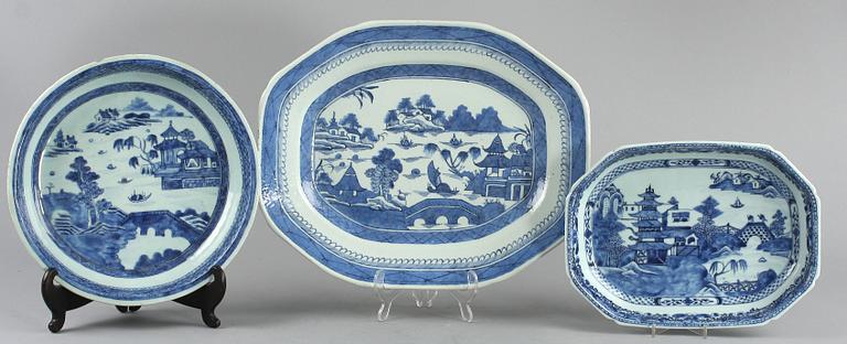 STEKFAT samt SKÅLAR, 2 st, porslin, Kina, 1800-tal.