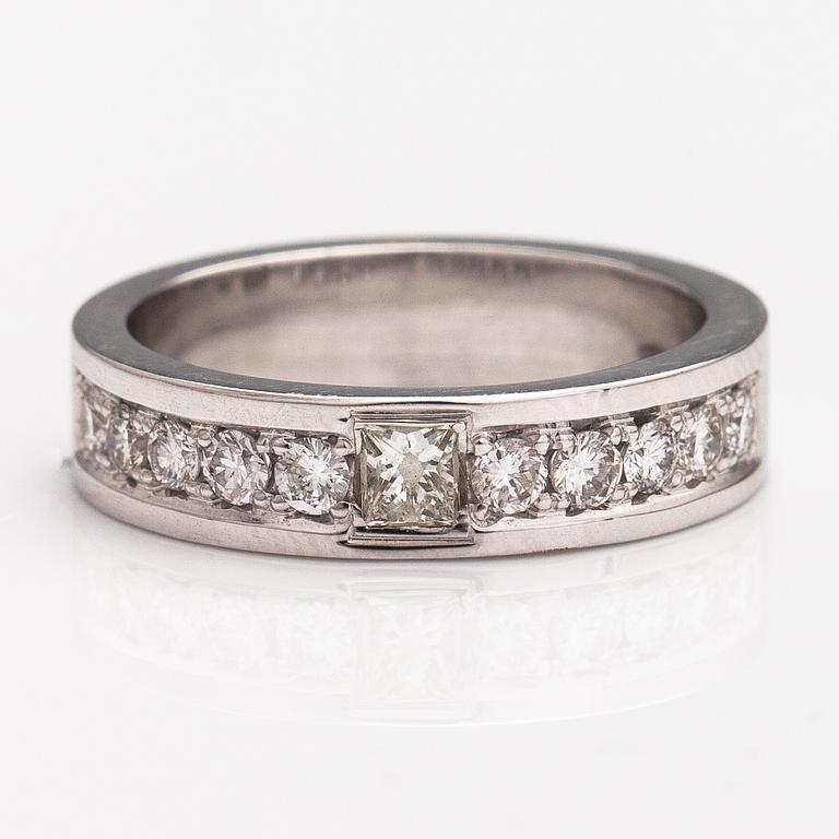 An 18K gold ring with diamonds ca. 0.44 ct in total.