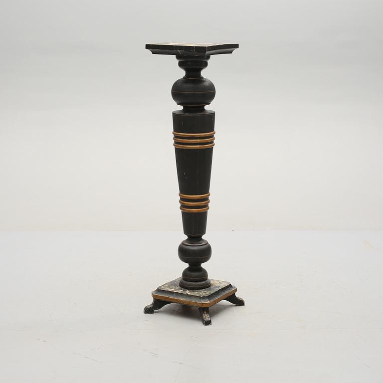 PIEDESTAL, sent 1800-tal.