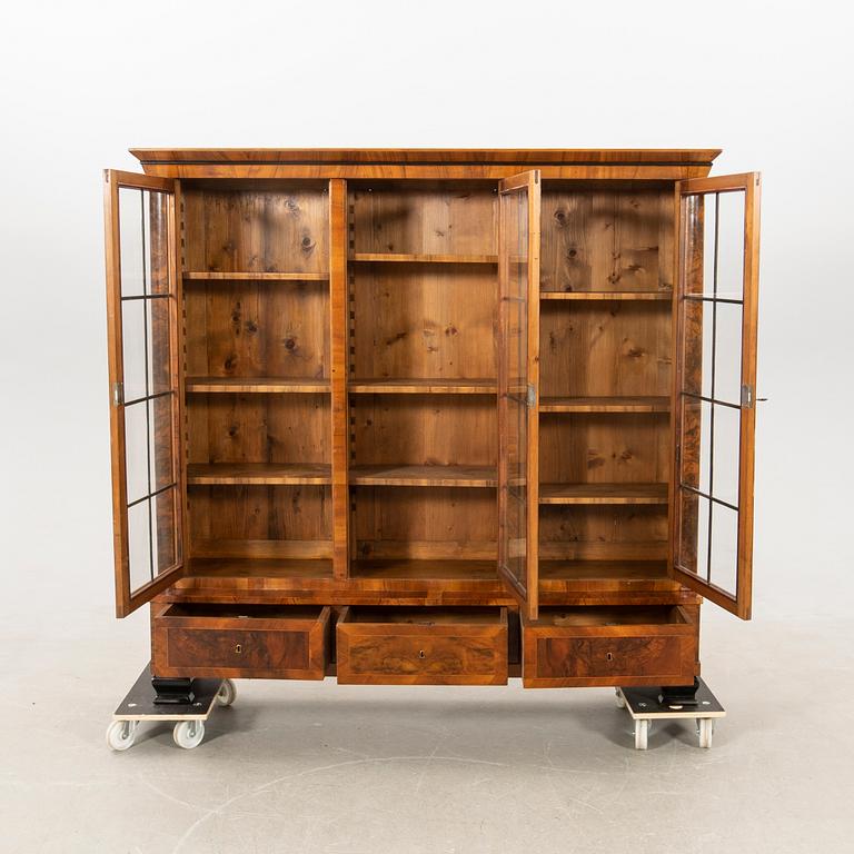 Bookcase/Display cabinet, first half of the 20th century.