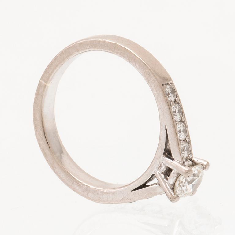 An 18K white gold ring set with round brilliant-cut diamonds.