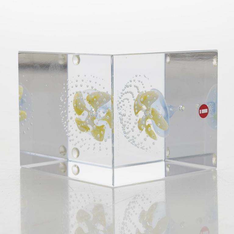 Oiva Toikka, an annual glass cube 2000, signed Oiva Toikka Nuutajärvi 2000, 963/2000.