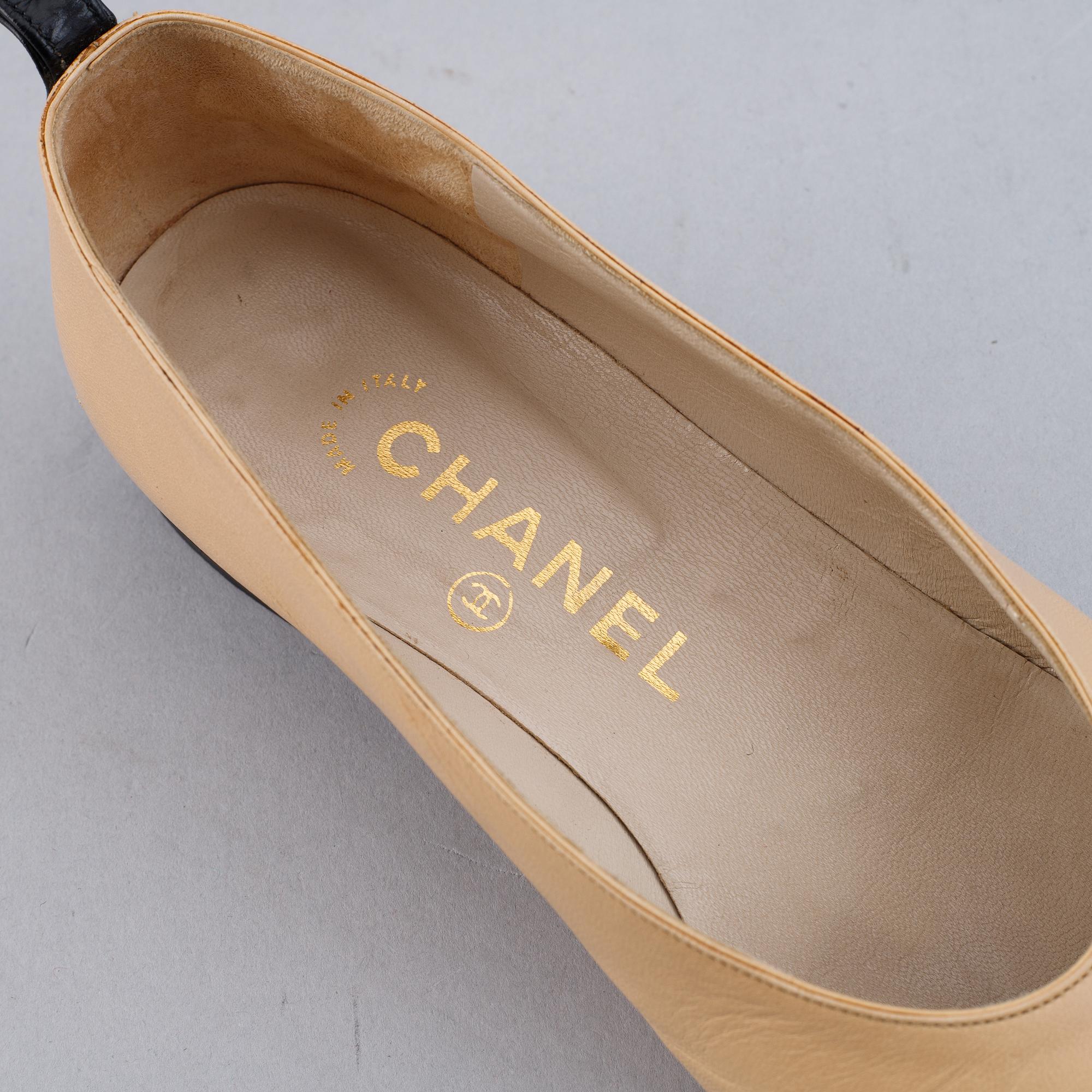 Chanel, a pair of leather shoes, size 36.
