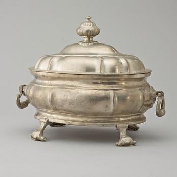TERRIN MED LOCK, av Lars Lundwall, (mästare i Jönköping 1761-1780/82). Rokoko.