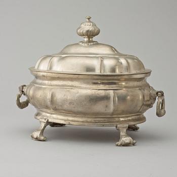 A Rococo pewter tureen with cover by L. Lundwall, master in Jönköping 1761.