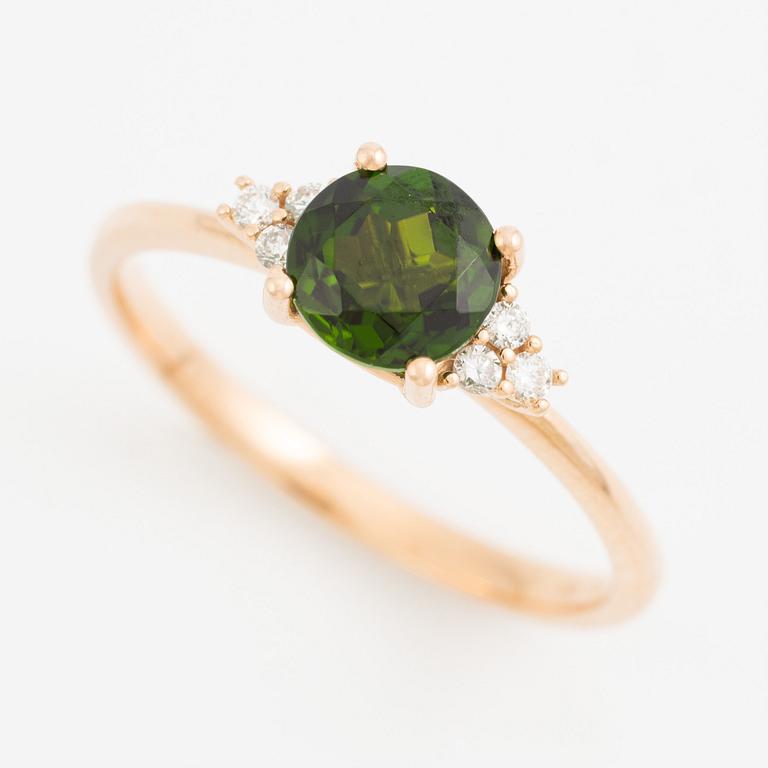 Ring 14K rose gold with chrome diopside and brilliant-cut diamonds.