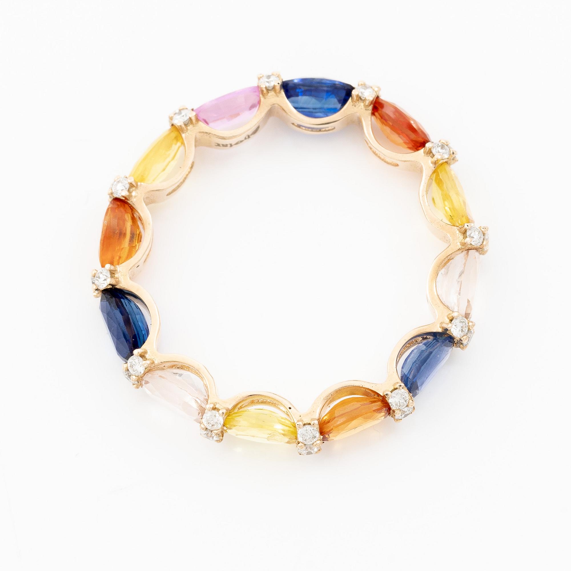 Ring in 14K gold with oval multi-coloured sapphires and small brilliant-cut diamonds.