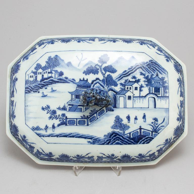 A blue and white cover for tauren, Qing dynasty, Qianlong (1736-95).