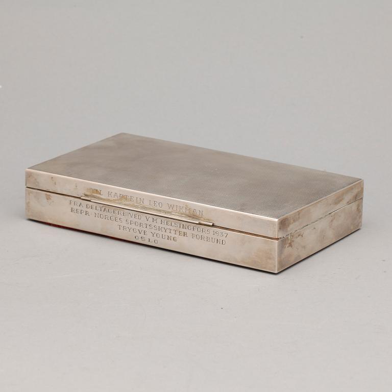 CIGARRSKRIN, silver, otydlig stämpel, troligen Finland 1900-talets första hälft.Total vikt 480g (inklusive inredning m.m.
