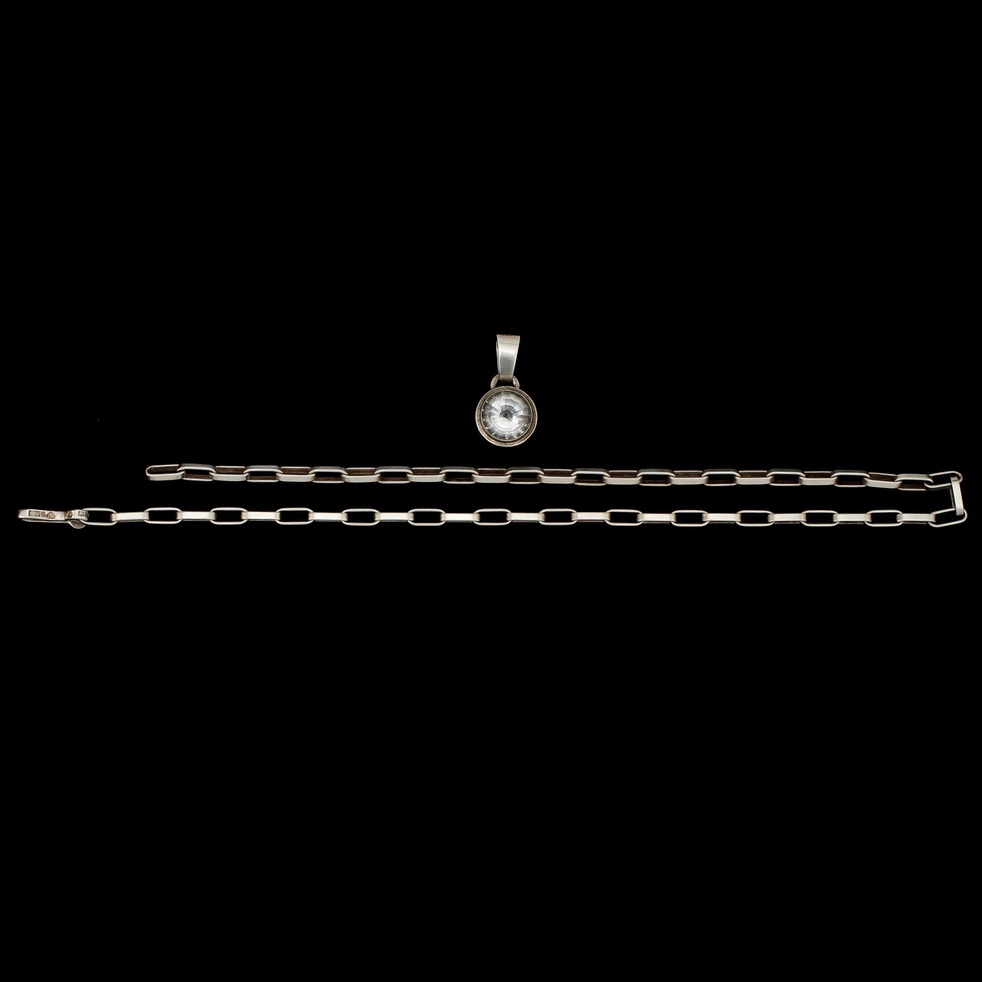 HALSLÄNK MED HÄNGE, sterlingsilver med fasettslipad bergkristall, Anders Högberg, Göteborg, 1984. Vikt 36 g.