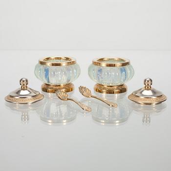 SALTKAR, ett par, lysterglas och förgylld metall, 1900-talets början.
