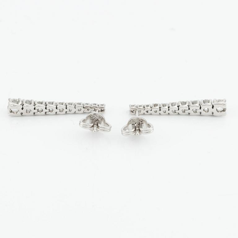 Earrings with brilliant-cut diamonds.