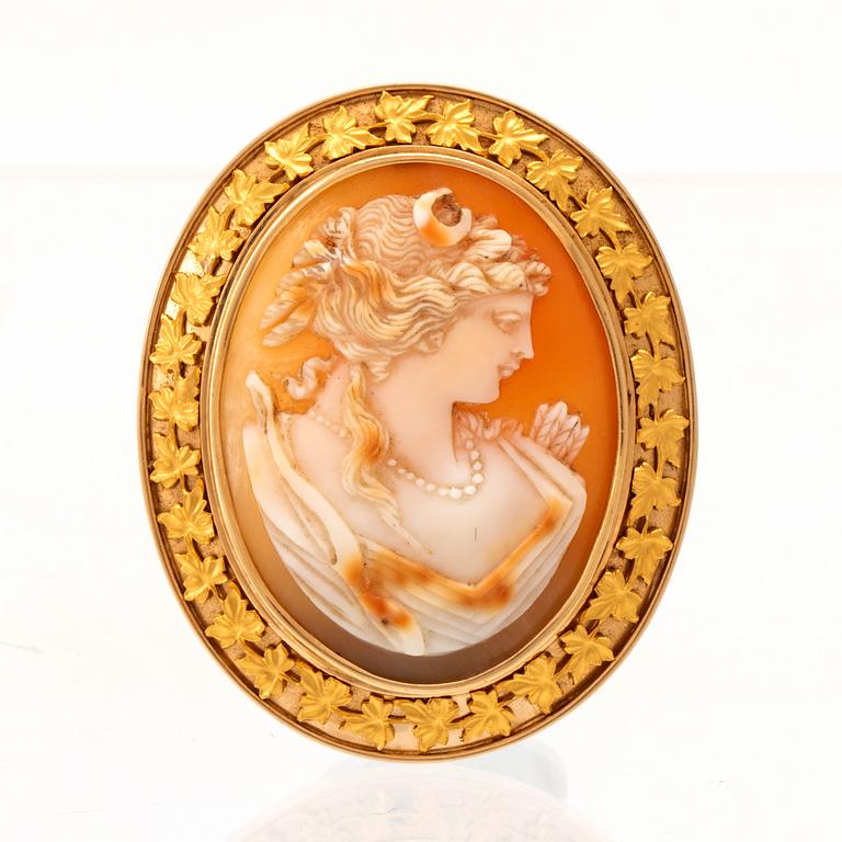 Brosch 18K guld med snäckskalskamé Malmö 1915.