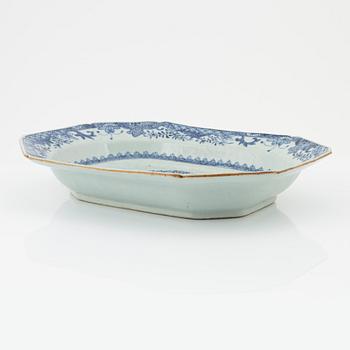 A Chinese blue and white tureen dish, Qing dynasty, Qianlong (1736-1795).