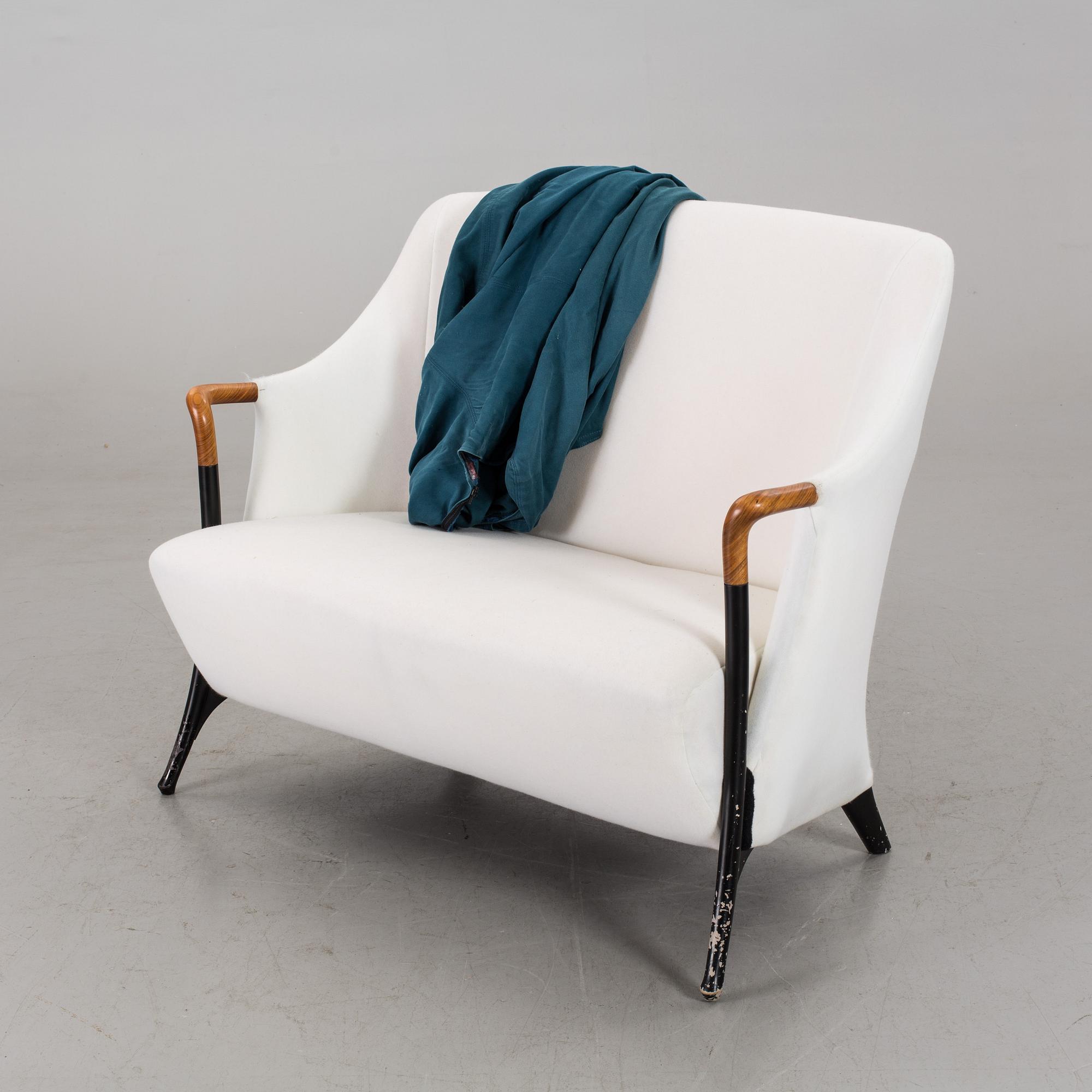 A "PROGETTI" SOFA BY UMBERTO ASNAGO FOR GIORGETTI.