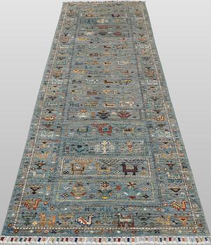 A Zigler Design runner carpet, 295 x 80 cm.
