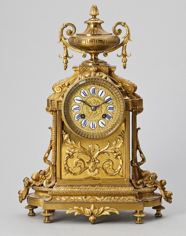 BORDSPENDYL, nyrenässans, Bernoux, Paris, Frankrike 1800/1900-tal.