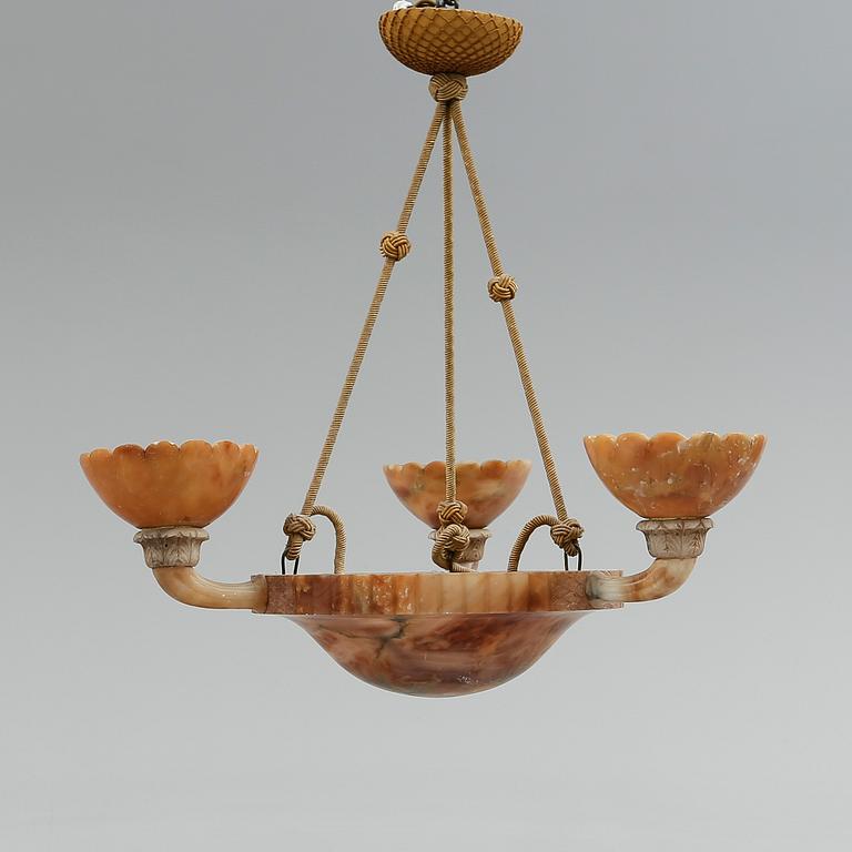 TAKAMPEL, alabaster, 1900-talets första hälft. Höjd ca 65 cm.