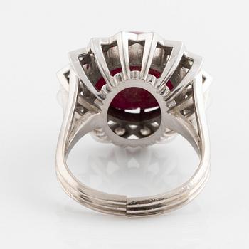 Ring, Strömdahls, med en cabochon-slipad rubin och briljantslipade diamanter.