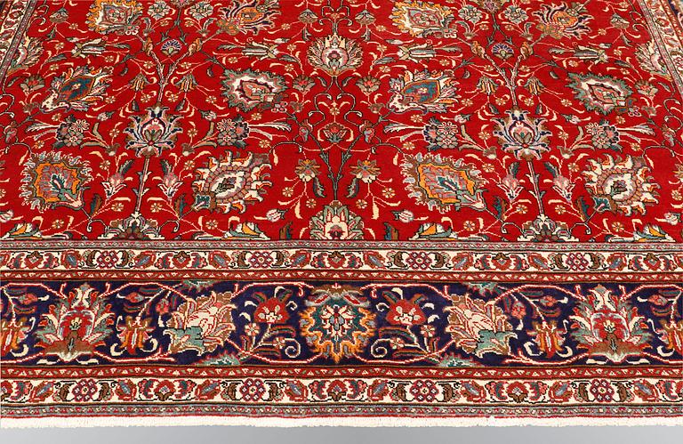 A carpet, Tabriz, ca 472 x 302 cm.