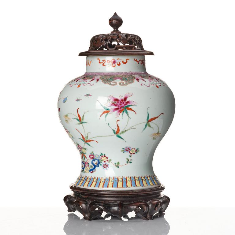 A famille rose jar, Qing dynasty, 19th Century.