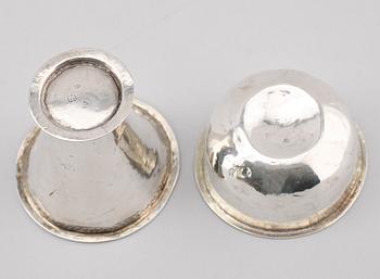 TUMLARE OCH BÄGARE, silver, 1700-tal. Vikt ca 36 gram.