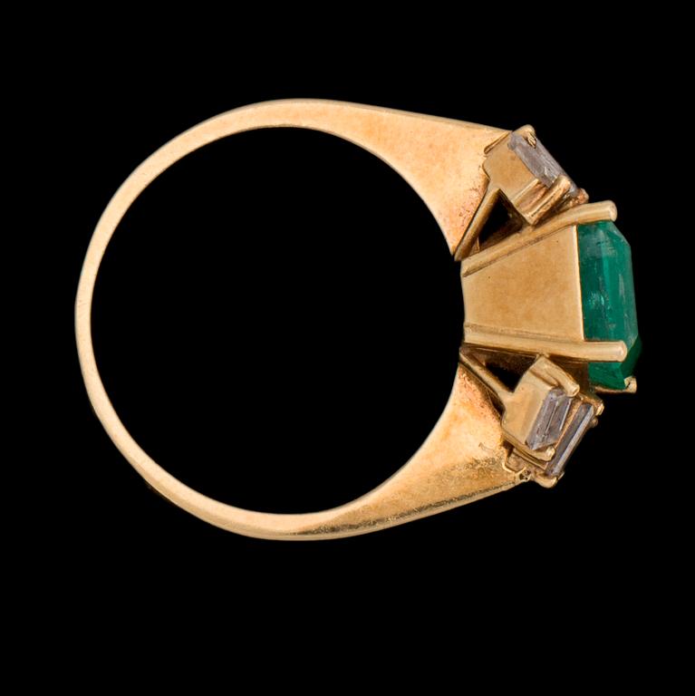 RING, trappslipad smaragd, ca 1.55 ct, och baguettslipade diamanter, tot. ca 0.60 ct.