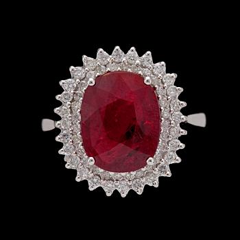 1087. A ruby, 4.56 cts, and brilliant cut diamond ring, tot. 0.48 cts.