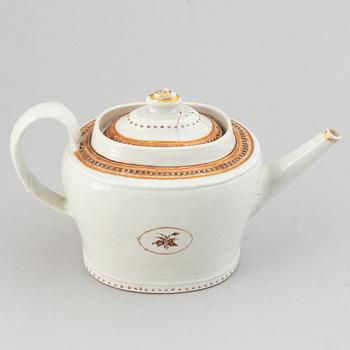 A famille rose teapot with cover, Qing dynasty, Jiaqing (1796-1820).