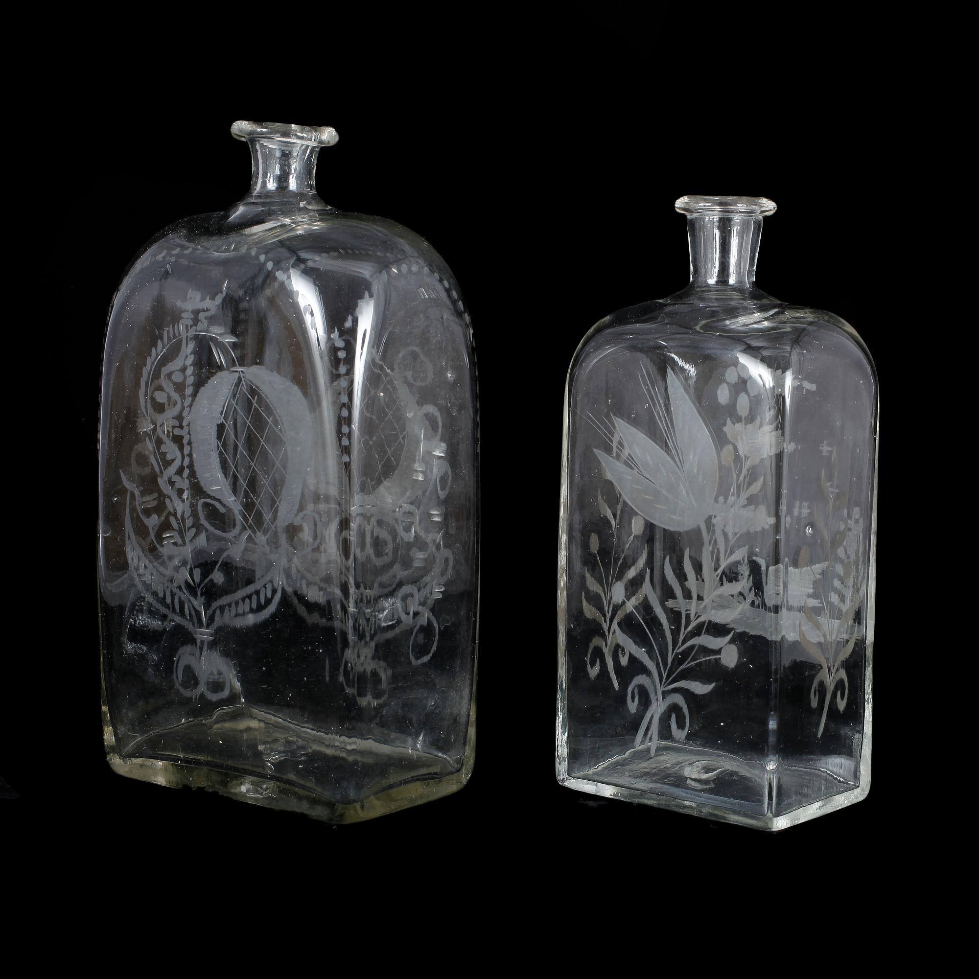 BRÄNNVINSFLASKOR, 2 st, glas, 1800-tal.