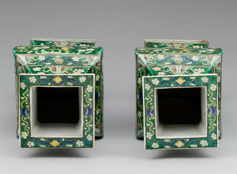 VASER, ett par, porslin, Kangxi-stil, Kina 1800-tal.