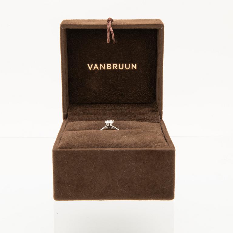 A 950 platinum solitaire ring set with a round brilliant cut diamond with GIA dossier, Vanbruun.