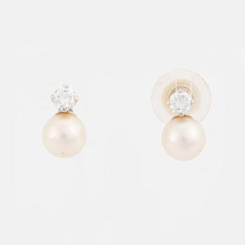 A pair of 18K white gold earrings set with round brilliant-cut diamonds with two pairs of detachable pendants.