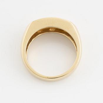 A 14K gold ring set with round brilliant-cut diamonds.