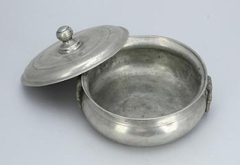 GRÖTSKÅL, tenn, Carl Petter Eckerström Västerås verksam 1821-1843/59, otydl årsbokstav.