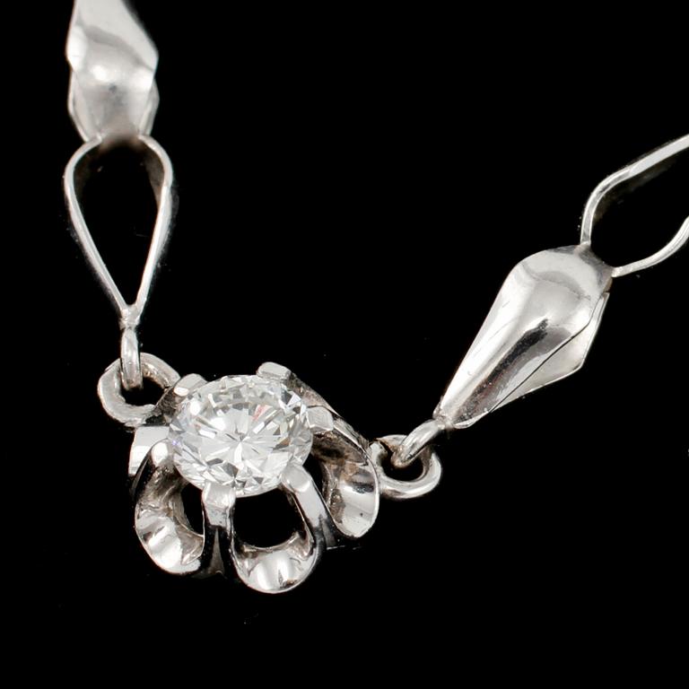 HÄNGE, 18k vitguld med 4 små odlade pärlor samt en briljantslipad diamant 0.37 ct. Vikt 6 g.