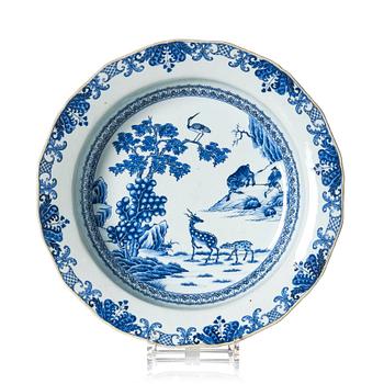 1131. A large blue and white basin, Qing dynasty, early 18th Century.