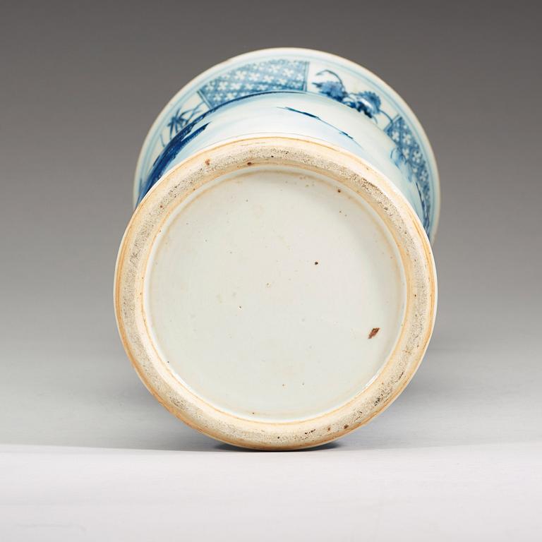 A blue and white vase, Qing dynasty, 19th century.