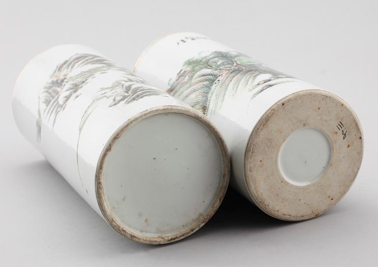 PENSELVASER/PERUKSTOCKAR, 2 st, porslin, Kina, 1900-tal.