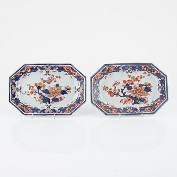 A pair of imari dishes, Qing dynasty, 18th Century.